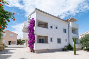 Apartments with a parking space Vir - 23221